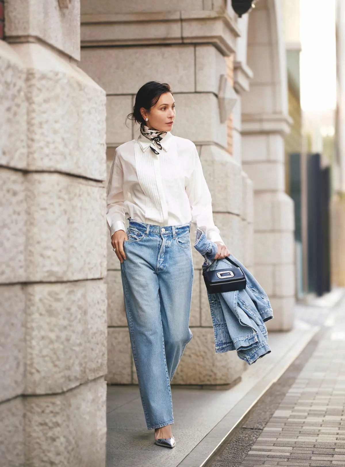 ドレスシャツ×ヴィンテージ風デニムのコーデ　大人のセンスはここに表れる「白シャツ×デニム」こそ、軽やかリッチに更新を！　