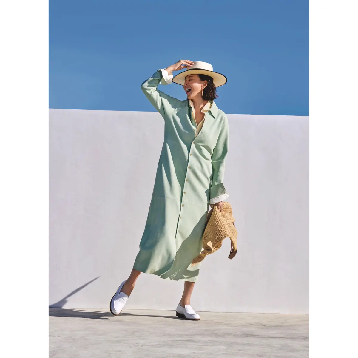 イエローシャツの上にミントグリーンのシャツワンピを重ねたコーディネート　モデル・SHIHO