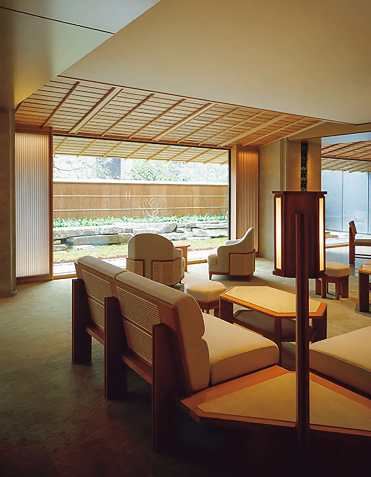 美しく整えられた日本庭園 を一望する宿泊者ラウンジ