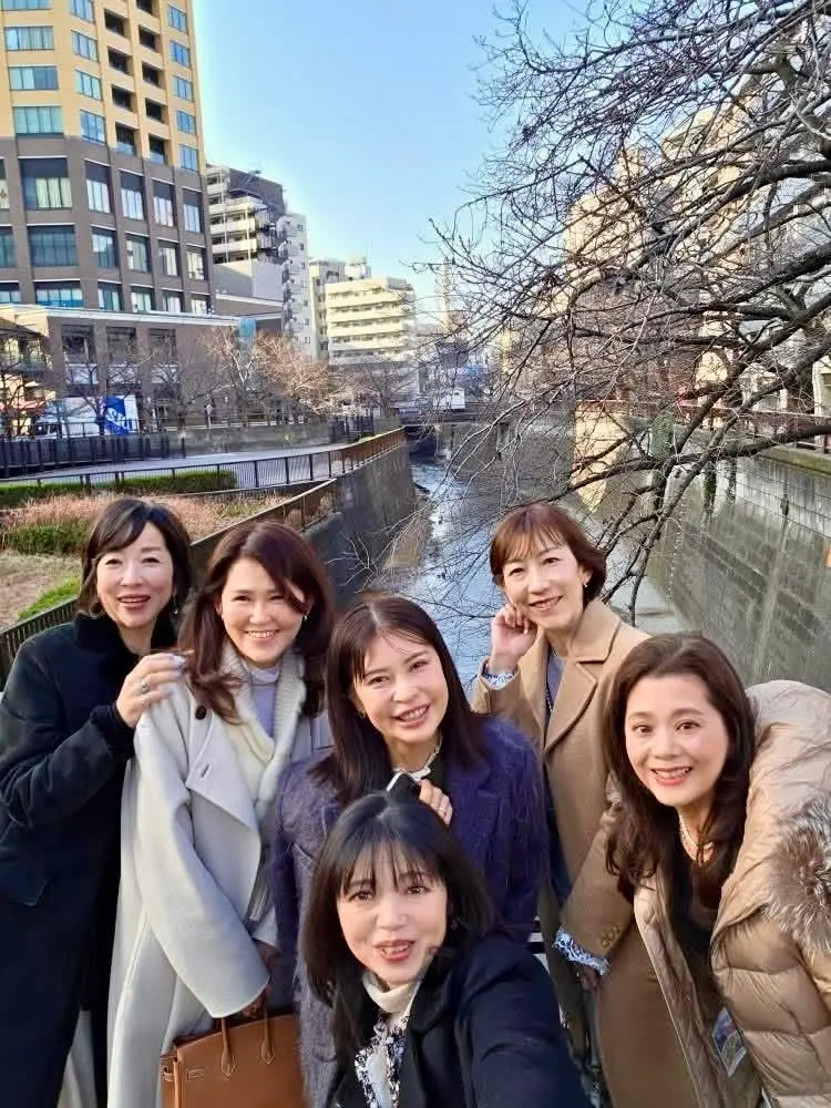 中目黒ランチcouche後の散策 目黒川沿いの集合写真 冬の街並み
