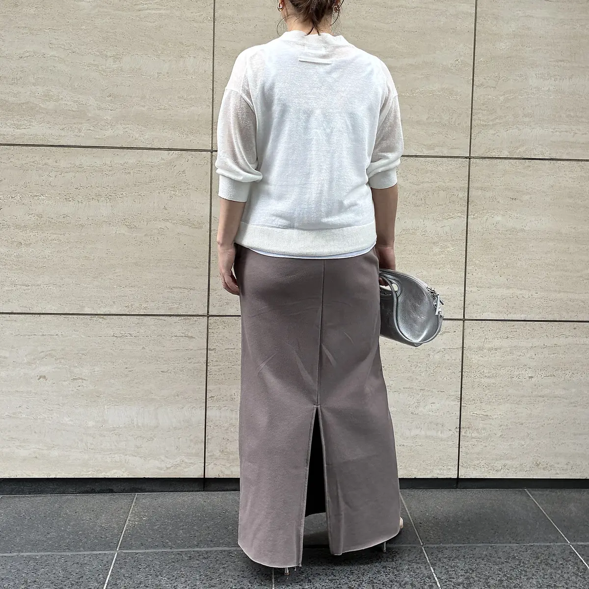 ADAWAS×eclat 【別注】リネン混シアーカーディガン ￥23,100を着用したスタッフ