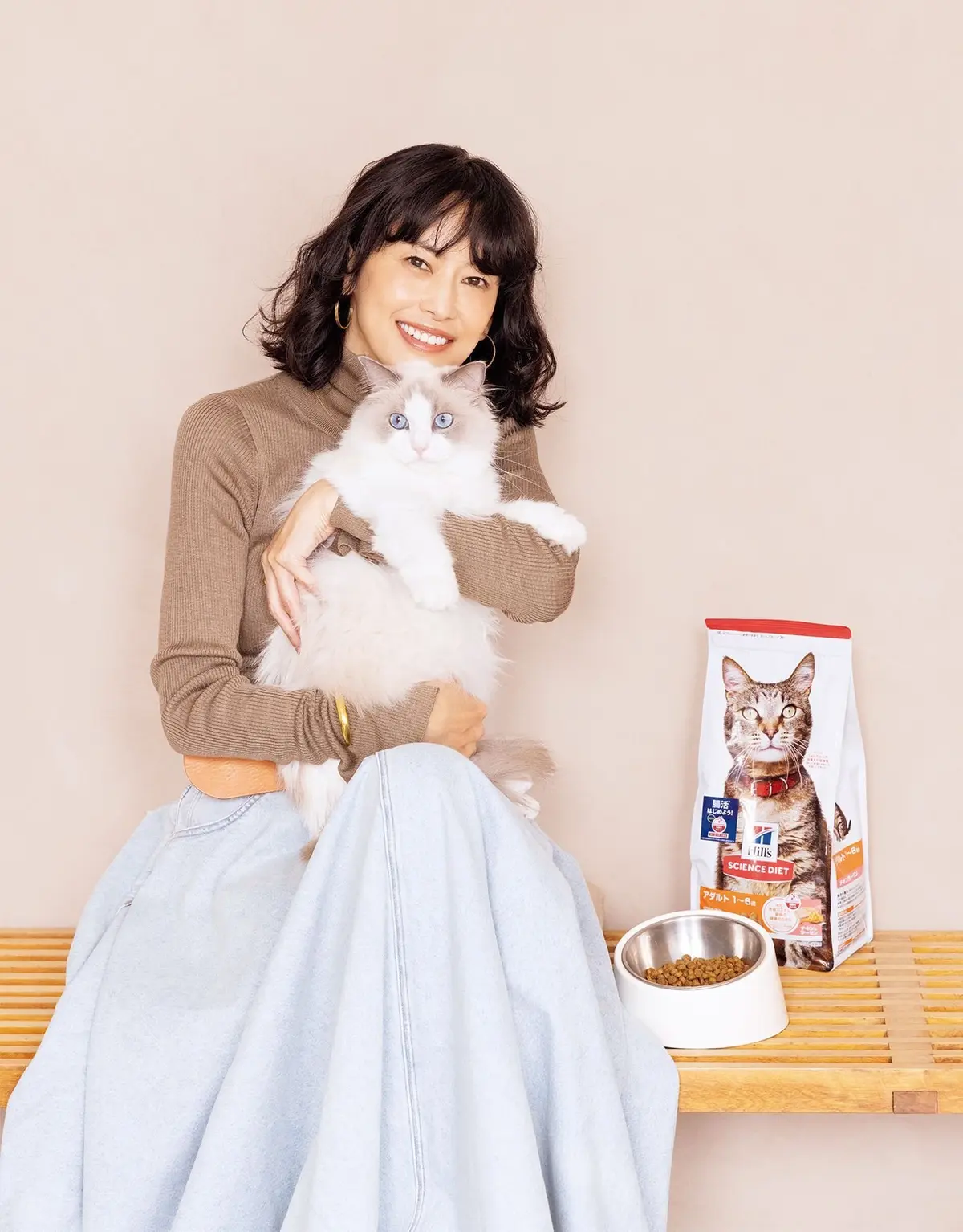 猫を抱く女性モデルとペットフード「ヒルズ サイエンス・ダイエット」