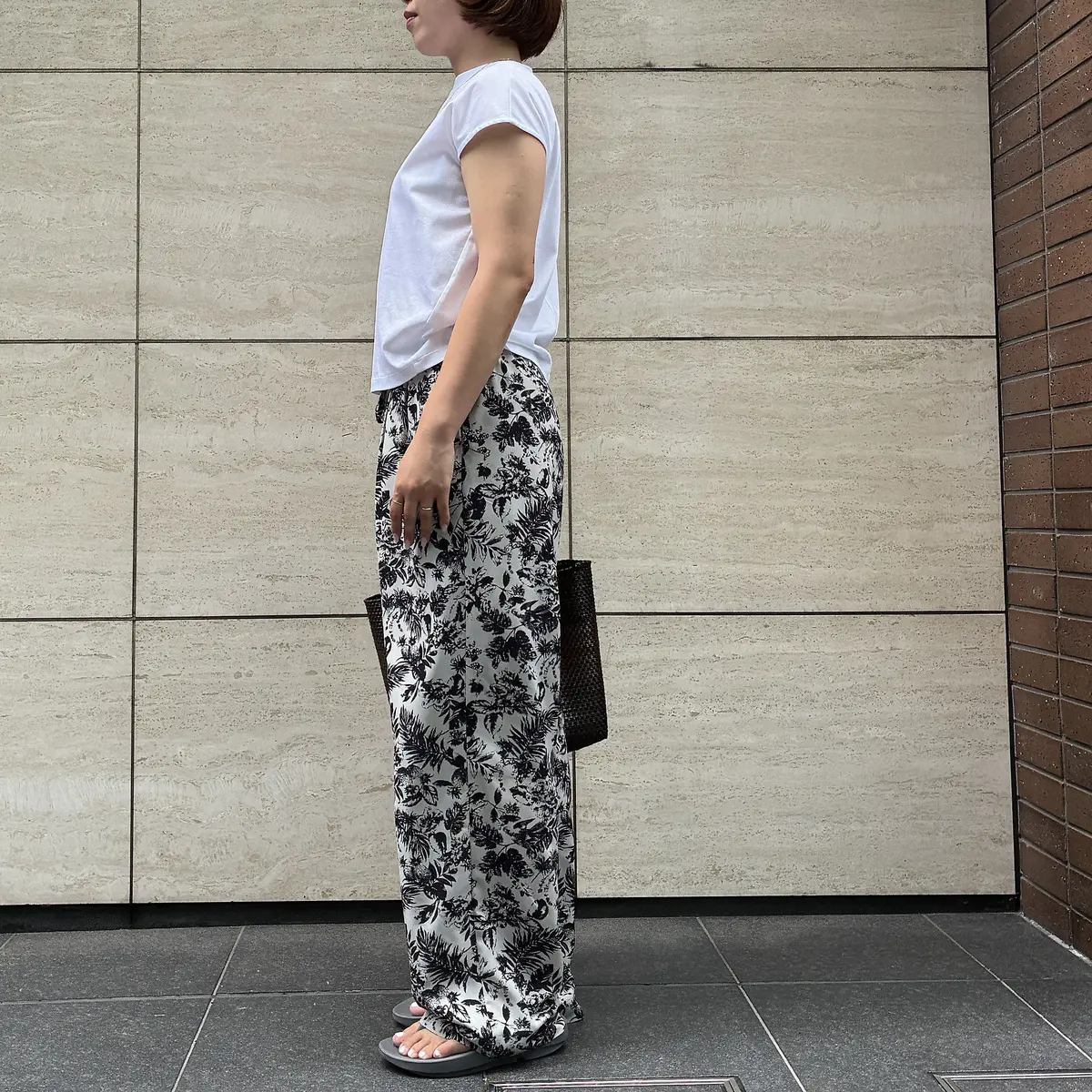 スタッフ（身長164cm骨格ストレート）がボタニカルプリントパンツを履いた横姿
