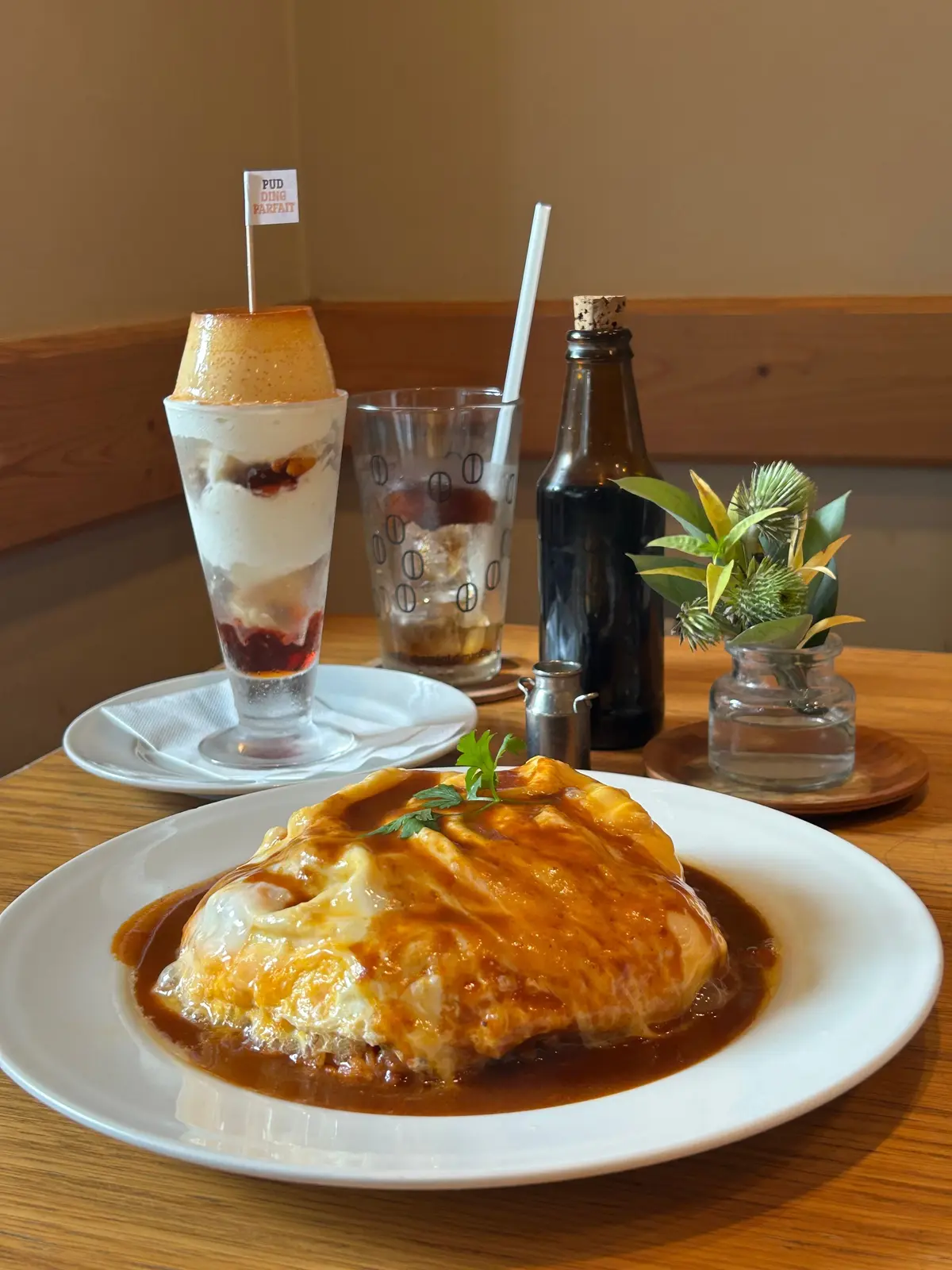 鎌倉ランチ。鎌倉カフェ。カフェ ヴィヴモン ディモンシュのプリンパフェとオムライス。