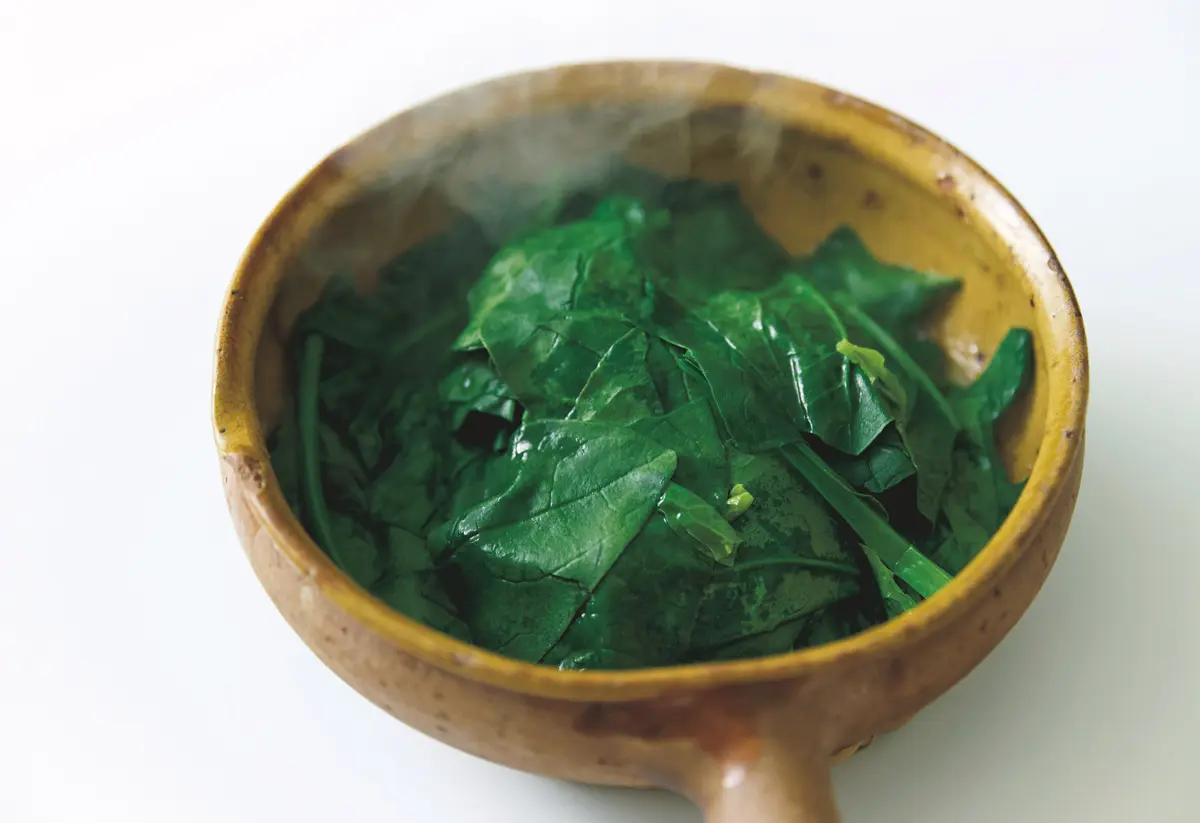 長谷川あかりさんの「日々のいたわり鍋」　ほうれん草は始めに蒸して うま味を引き出す