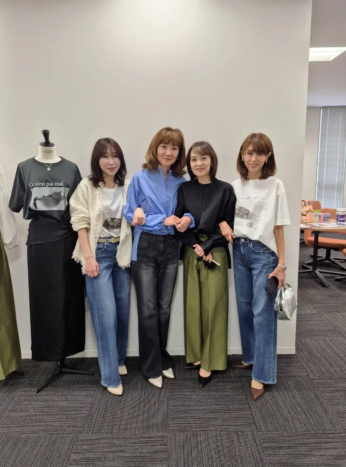 試着会に一緒に参加したJマダムの仲良しメンバーと、春コーデで記念写真