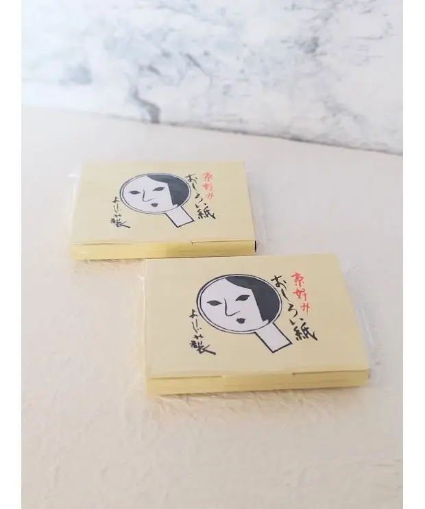 黄色のパッケージに、日本の伝統的なお面（能面）のイラストと文字が印刷された商品が2つ並んでいる。