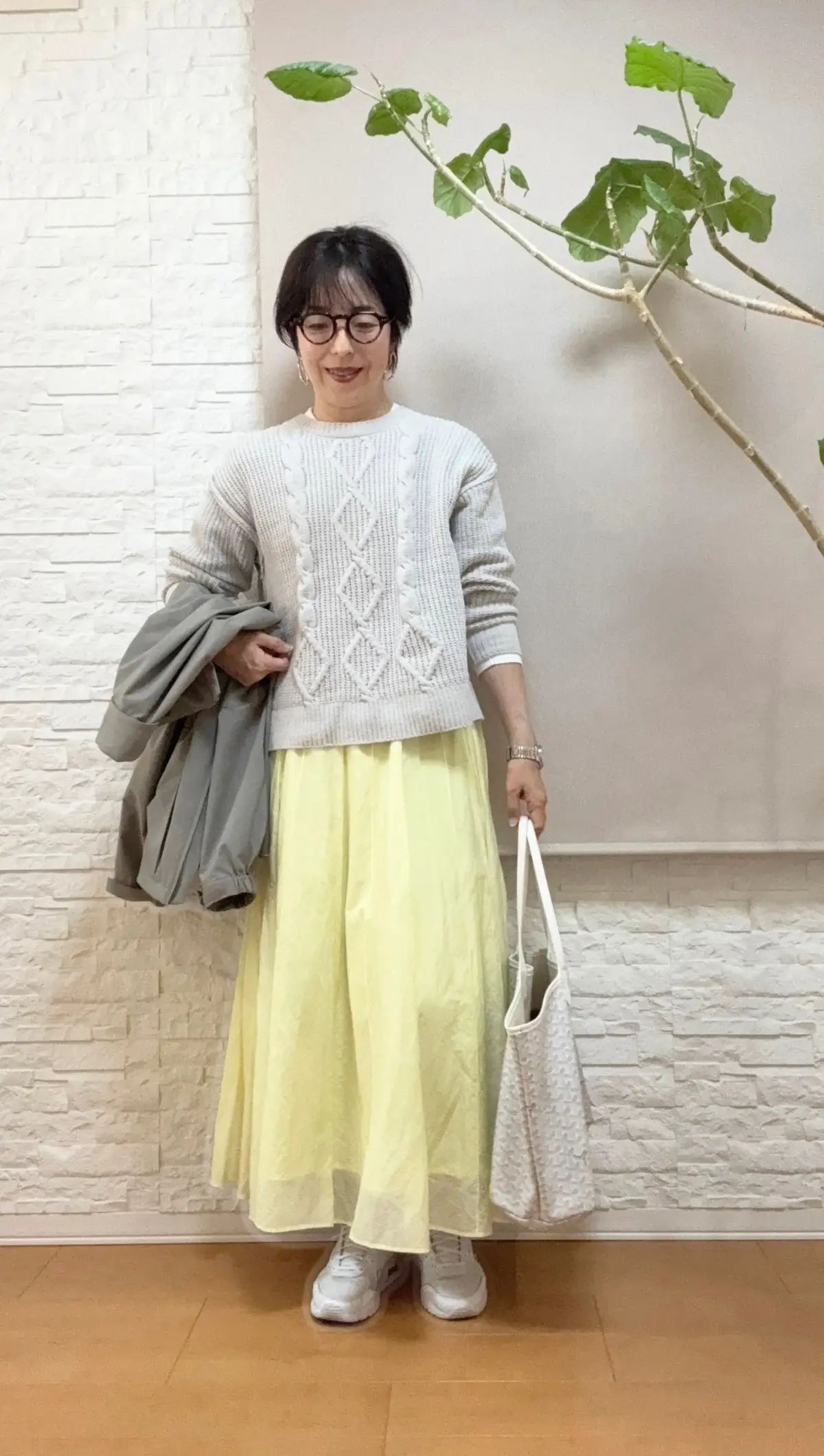 春を感じる、イエロースカートとグレーニッの画像_2
