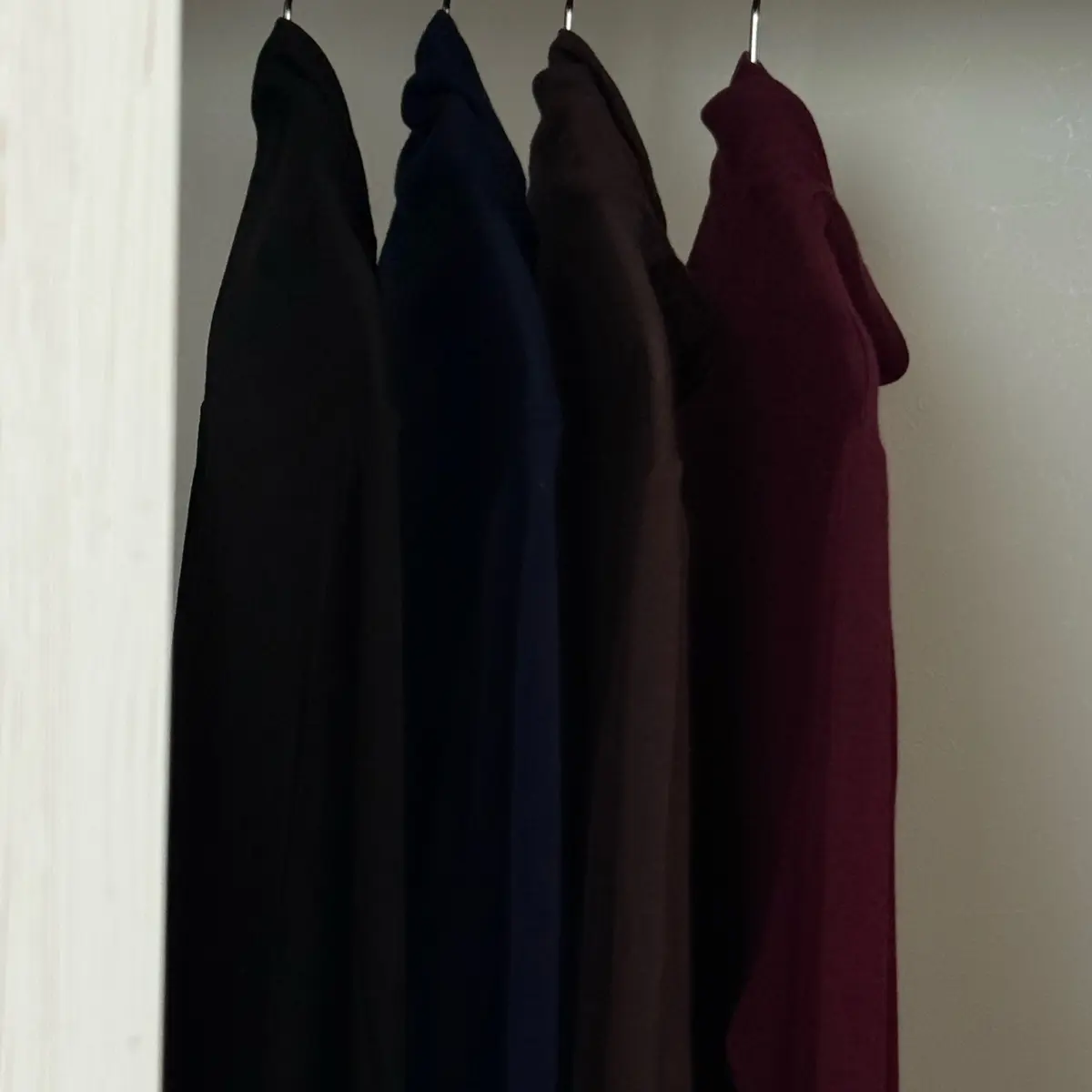 左から、BLACK・NAVY・DARK BROWN・WINE(すべてMサイズ)
