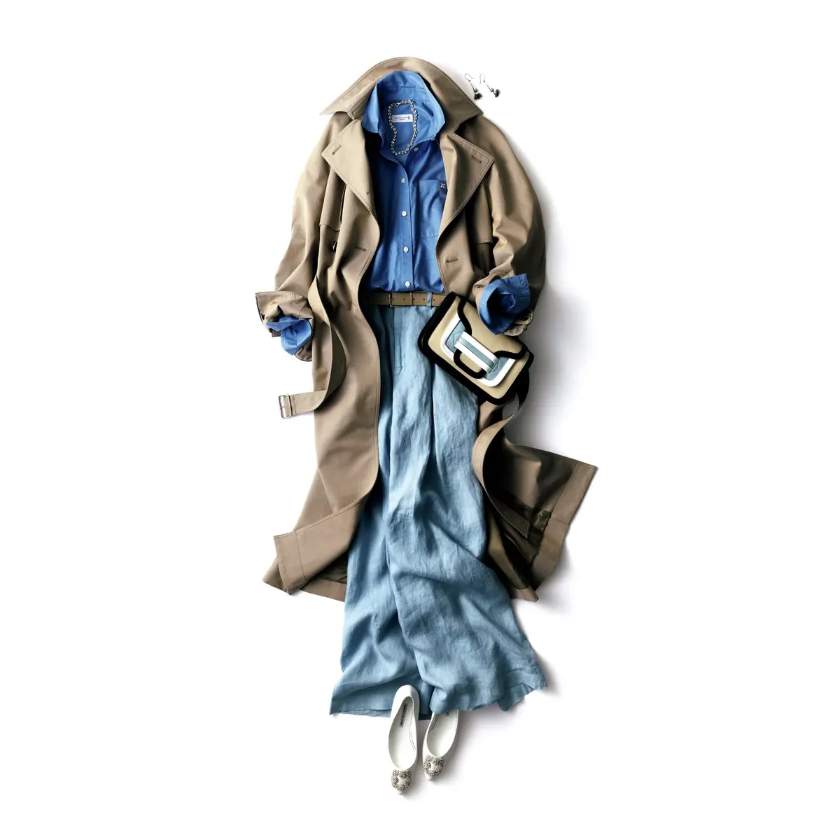 ブルーシャツにライトブルーのワイドパンツを合わせ、ベージュトレンチコートをはおったコーディネート