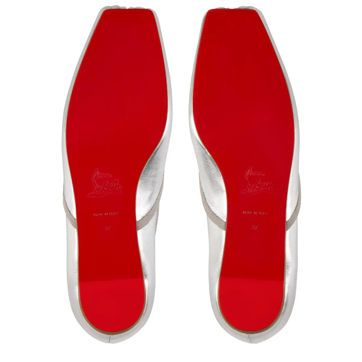 クリスチャン ルブタン　バレエシューズ「カッシア スティチーナ」を真下から見た写真。真っ赤なソールが特徴的。