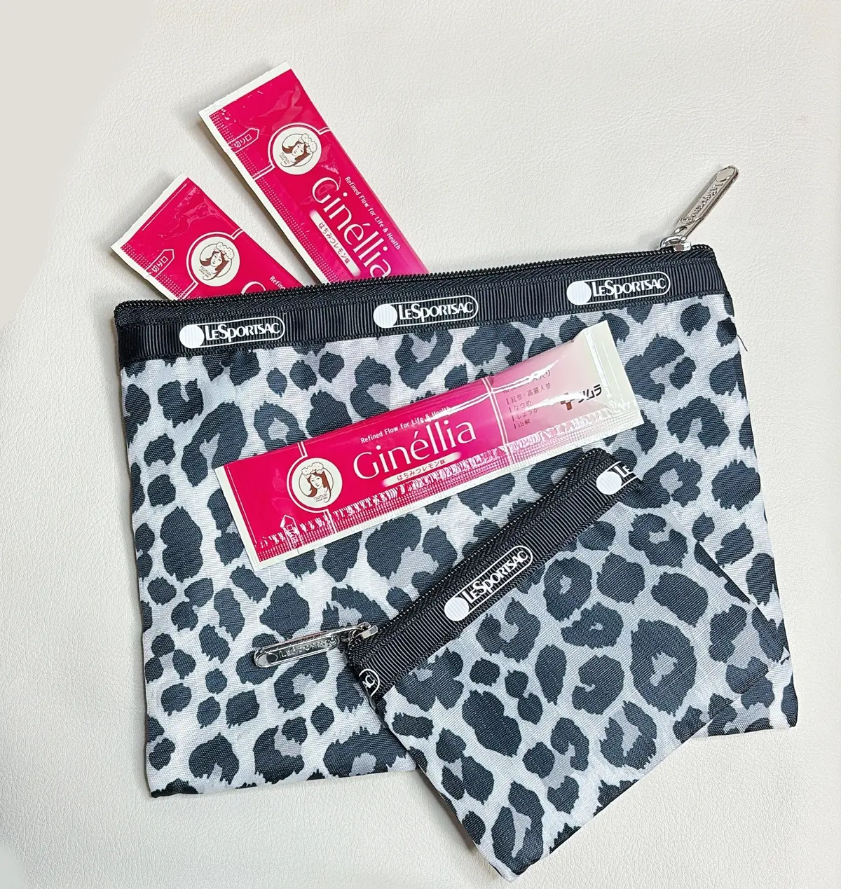 ツムラの食品ブランド「ツムラの和漢ぷらす」から発売されているGinéllia（ジネリア）　ポーチに入れた写真