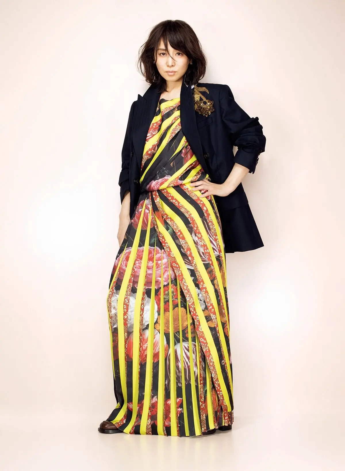 まるで芸術品！ 石田ゆり子さんがまとう、美しい手仕事の刺繡が施された「ドリス ヴァン ノッテン」のドレス＆ジャケット