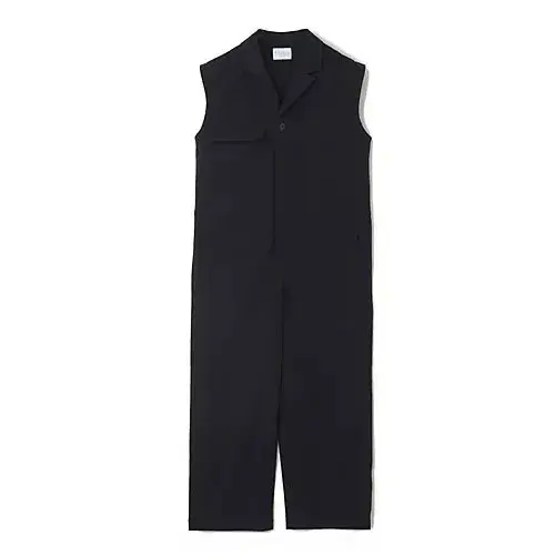 黒色のノースリーブのつなぎ服。胸元にポケットが2つあり、ボタンで留めるデザイン。裾はワイドで、全体的に直線的なシルエット。
