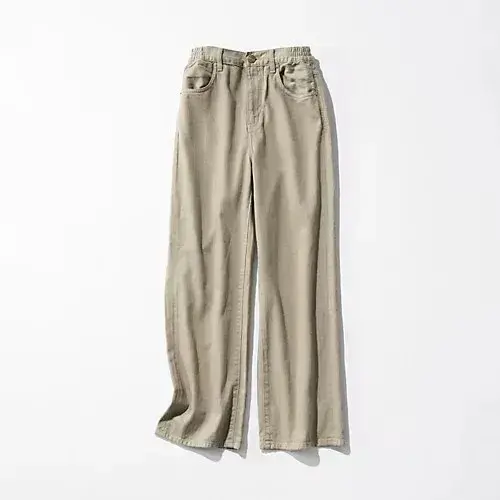 ベージュ色のワイドパンツ。ウエストはゴム仕様で、ゆったりとしたシルエット。両サイドにポケットがあり、裾に向かって緩やかに広がっている。
