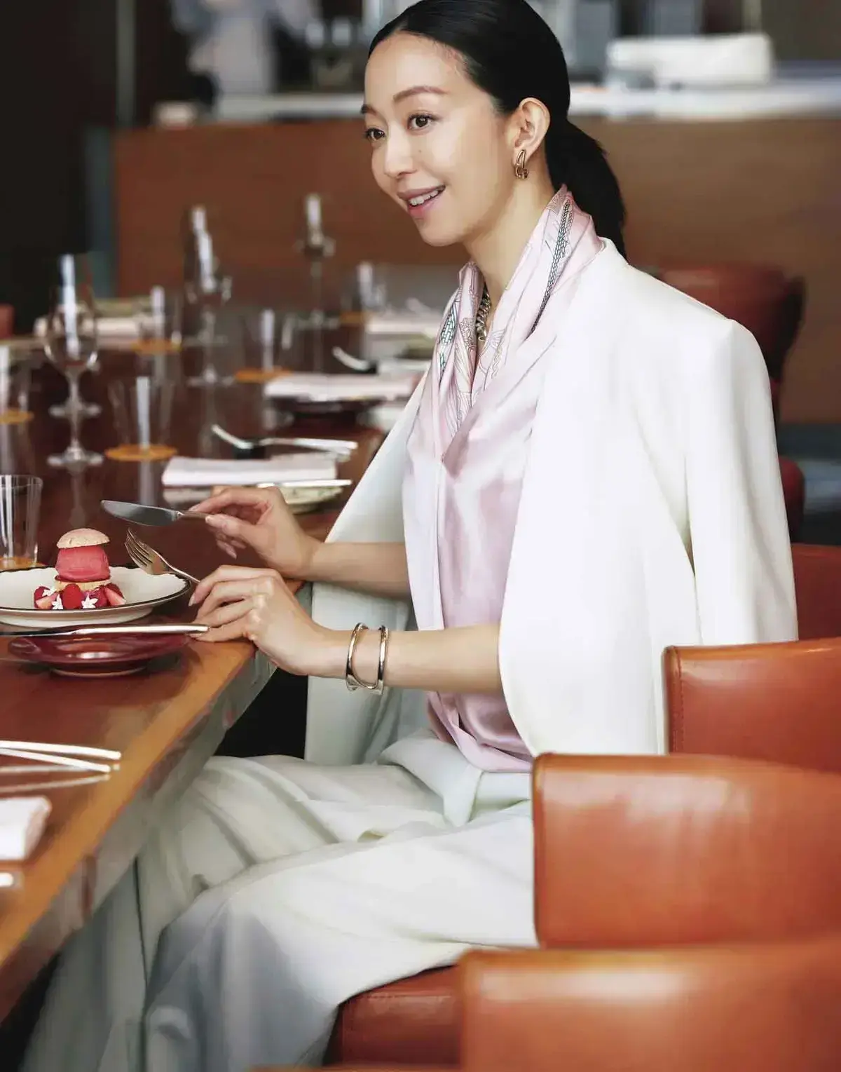 スカーフ ジャケット パンツ　ブラウスコーデ  50代 3月 春ファッション