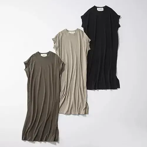 ブラウン、ベージュ、ブラックの3色のシンプルな半袖Tシャツが白背景に並んでいる