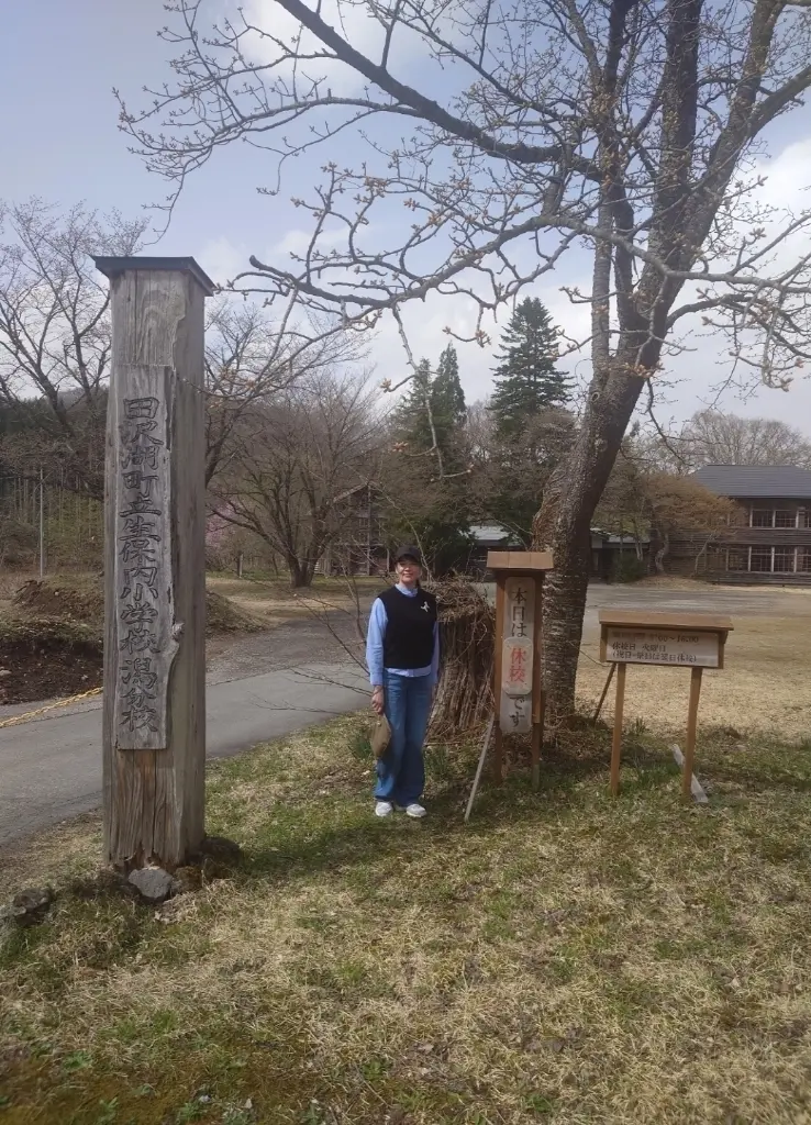 潟分校の校門で撮影