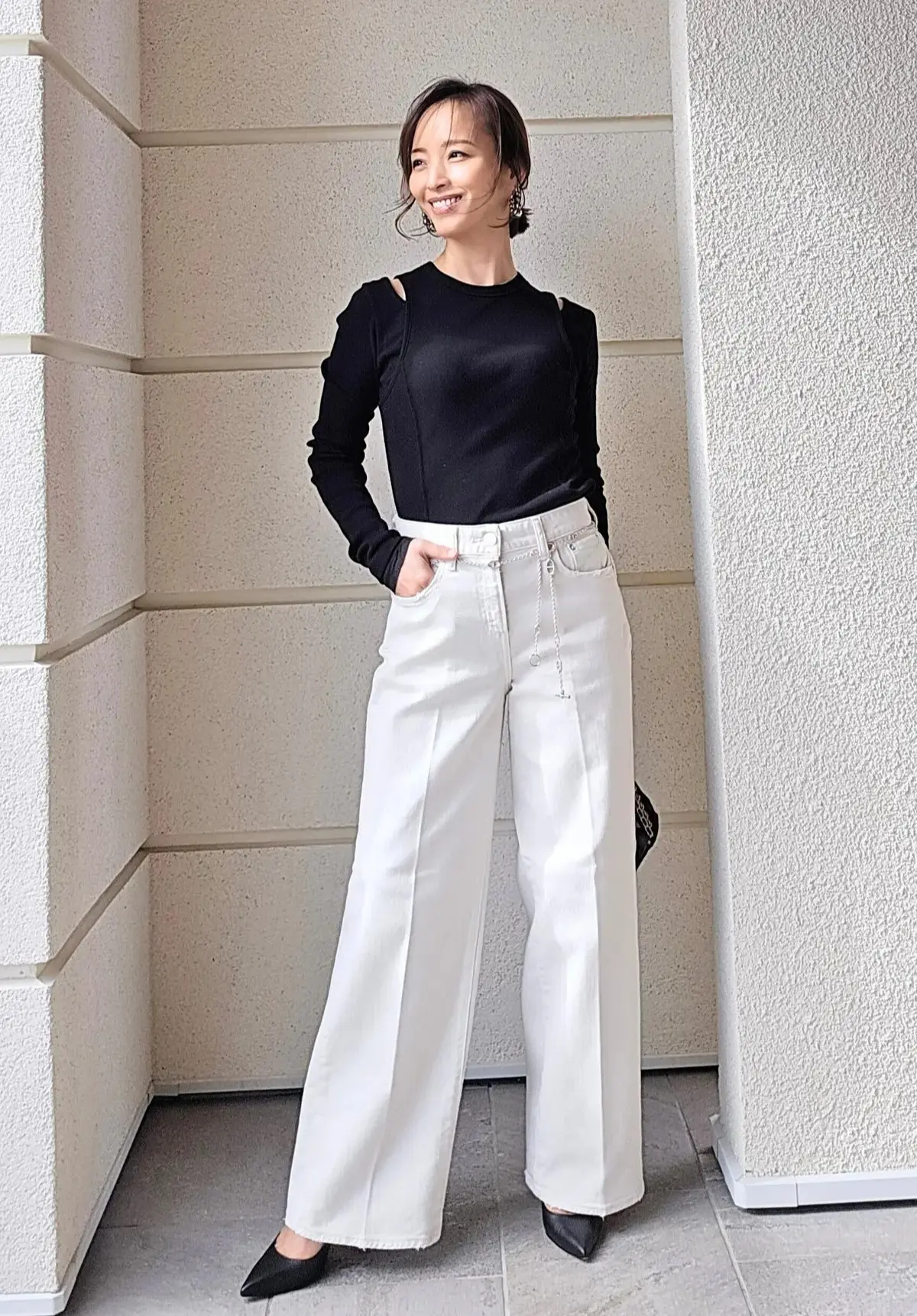 エクラ華組 大岩三智子さん　大人の白デニム×黒ジャケットコーデ