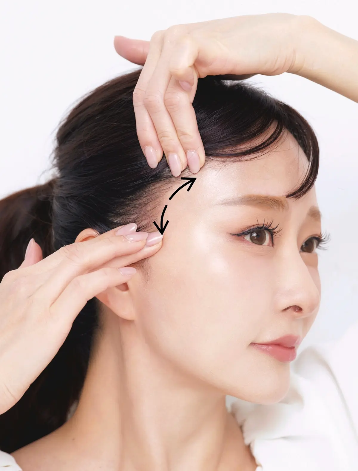 石井美保　こめかみを指で広げてストレッチ