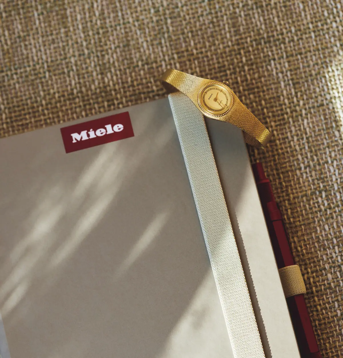 冨田晶子さん　母から譲り受けたラドーの 時計は、亡き父が結婚の際に贈っ たもの。「修理しながら大切に使 っています」