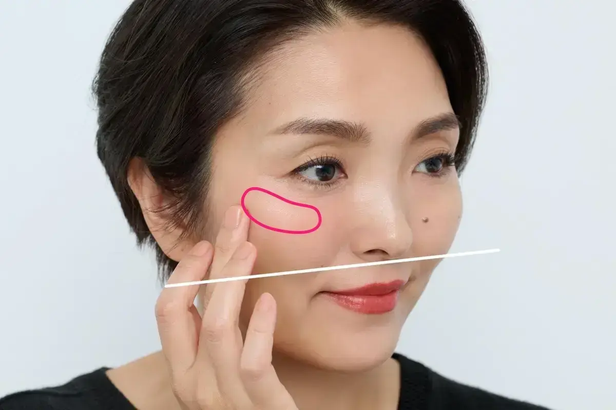 指でトントンと置くように、上に向かってなじませます