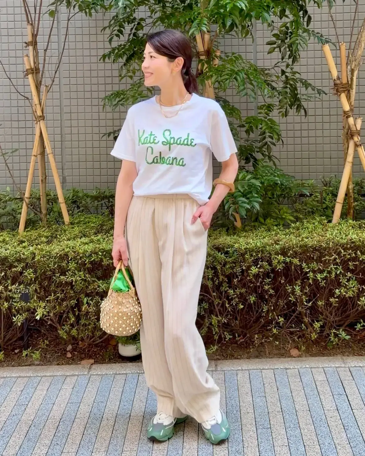 スニーカー　ロゴTシャツ　パンツ　夏コーデ