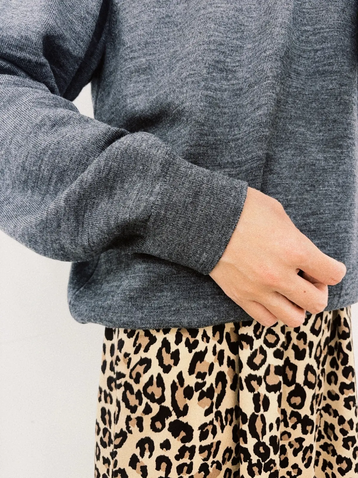 UMEDAのグレーニット 腕・ウエスト部分　エクラ編集部員の偏愛名品図鑑