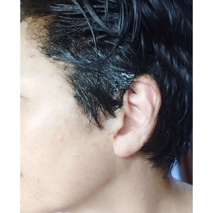 乾いた髪にも使えるのでお風呂の前にヘアカラートリートメントを塗布。白髪が目立ってくるこめかみは、重ねづけ