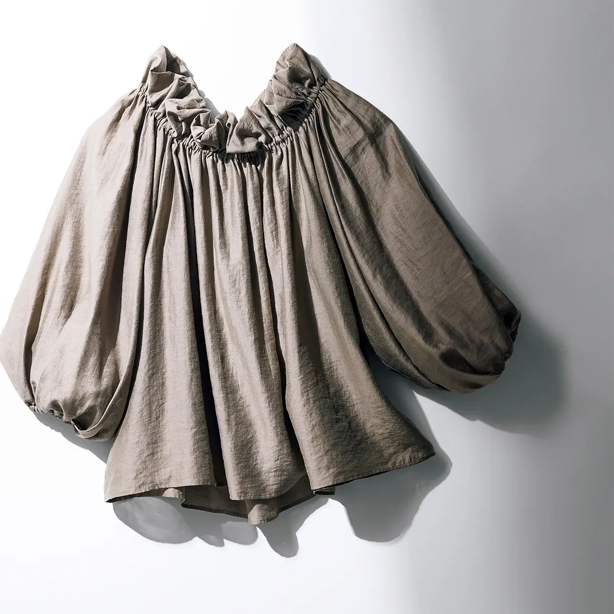 花びらのように立ち上がるフリル