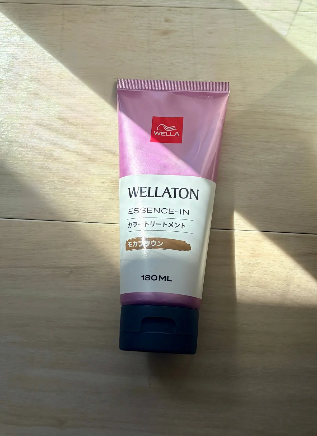 Wella Wellaton Essence-In カラークリームの180mlチューブ。ピンク色の容器で、下部は濃いグレー。正面に製品名と「モカブラウン」の表記がある。