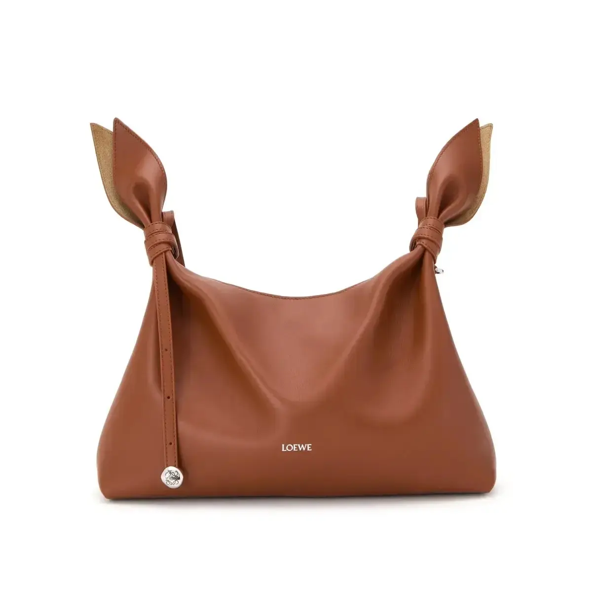 茶色のレザー製ショルダーバッグで、両側にリボンのような装飾が付いています。中央に「LOEWE」のロゴが刻まれ、シンプルなデザインが特徴です。