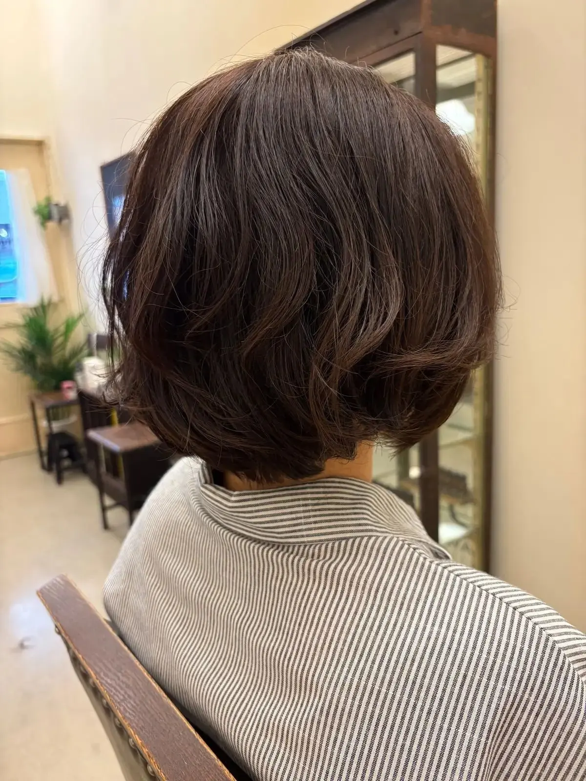 50代ヘアスタイル　ボブヘア　横から見たヘアスタイル