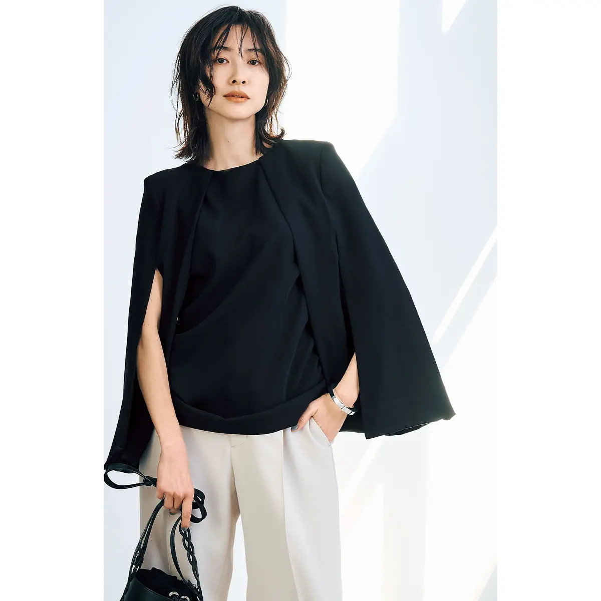 ケープのようなブラウス　 50代 3月 春ファッション