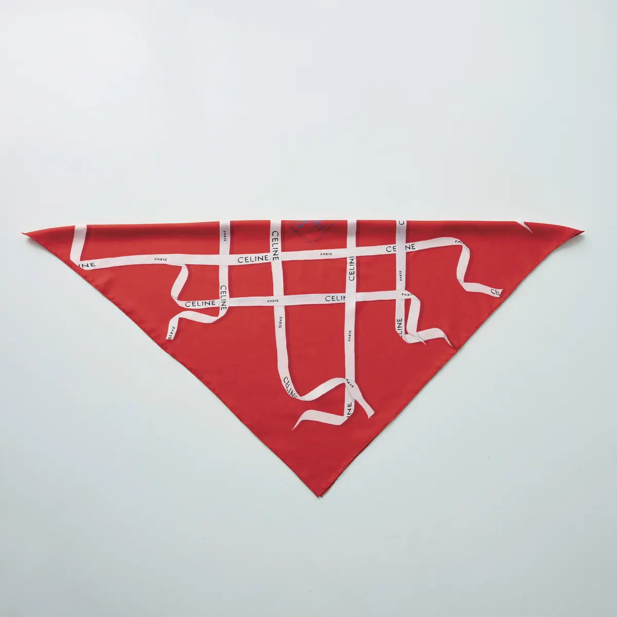 セリーヌ　スカーフ　柄が見えるように、三角形に 二つ折りにする