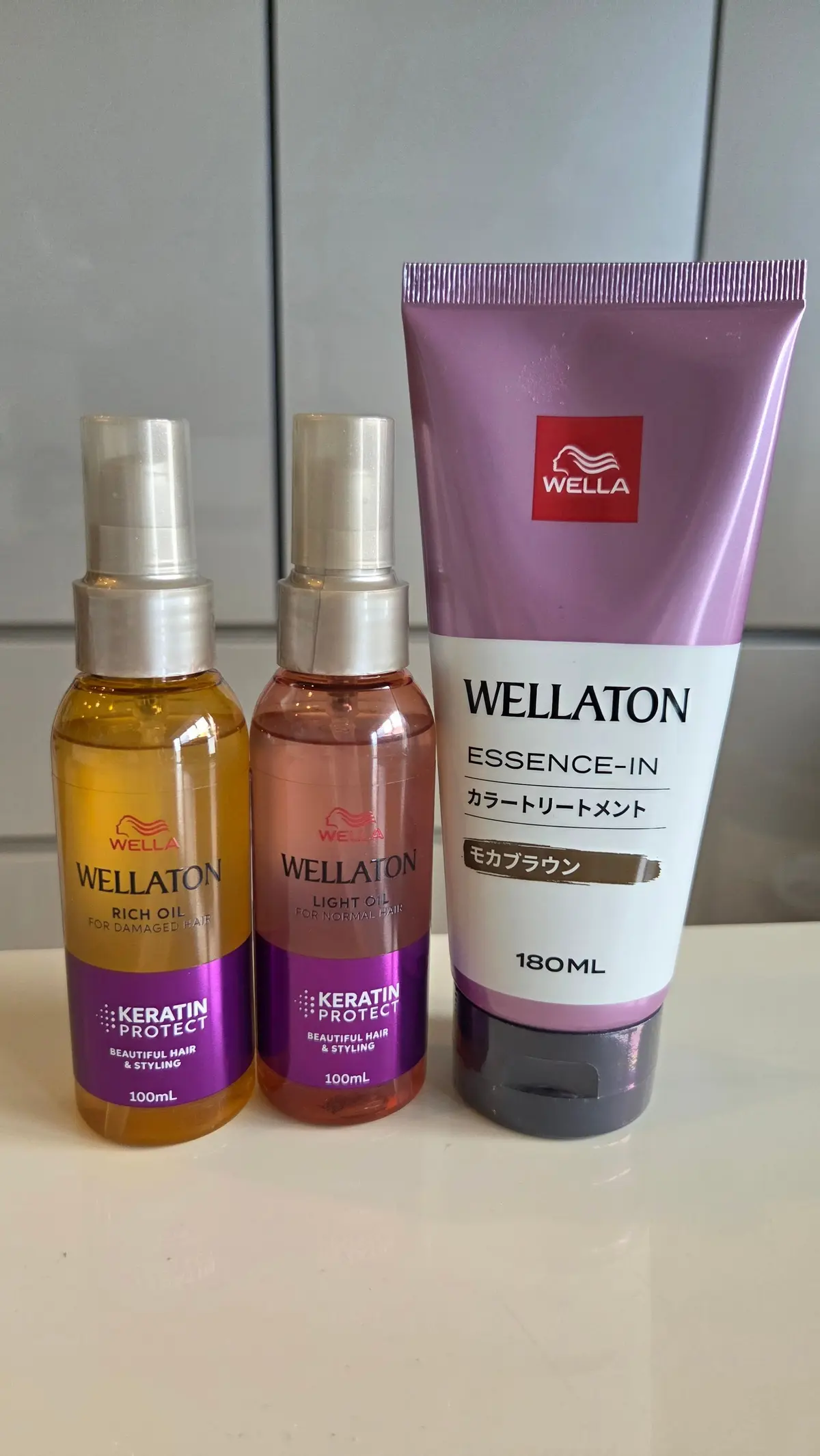 ウェラトンのヘアオイルとエッセンスインのセット。左から、ゴールドのラベルの「リッチオイル」、パープルのラベルの「ライトオイル」、紫色のチューブの「エッセンスイン」。