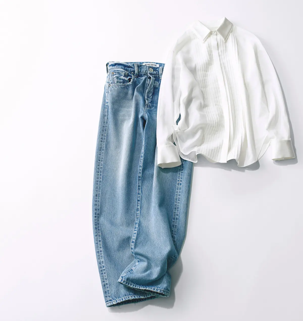 大人のセンスはここに表れる「白シャツ×デニム」こそ、軽やかリッチに更新を！　イメージ写真