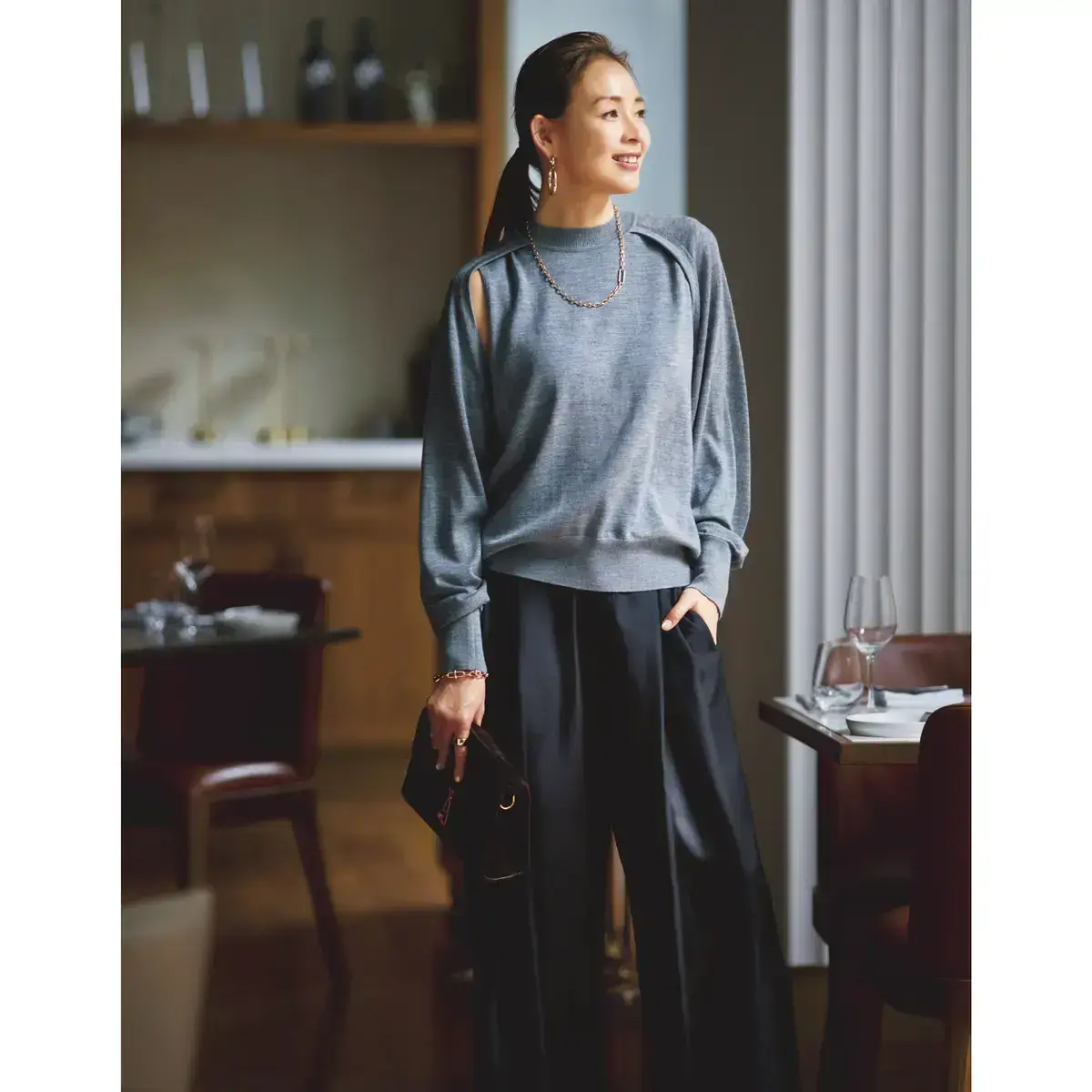 黒×グレーの無彩色コーデは、凝ったディテールや上質な素材感で上級のエレガンスを主張