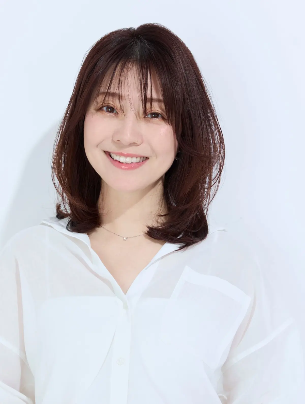 Webエクラ 前から見たミディアムヘアスタイル　40代 50代 髪型
