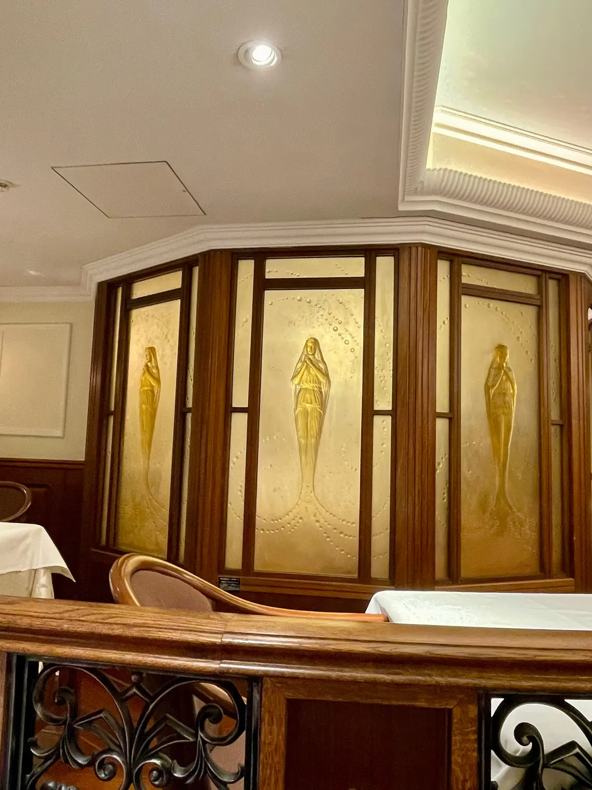 巴里夕顔、銀座、フレンチ、フランス料理、芸術、美術、エミール・ガレアール・ヌーヴォー、内装、芸術品、美術品、ステンドグラス、壁画、絵画、アート、日本人作家、店内、内装、個室、丸テーブル、円卓、絵画、アンティークランプ、ガレ、マホガニー、アイアン装飾、手すり、壁画、