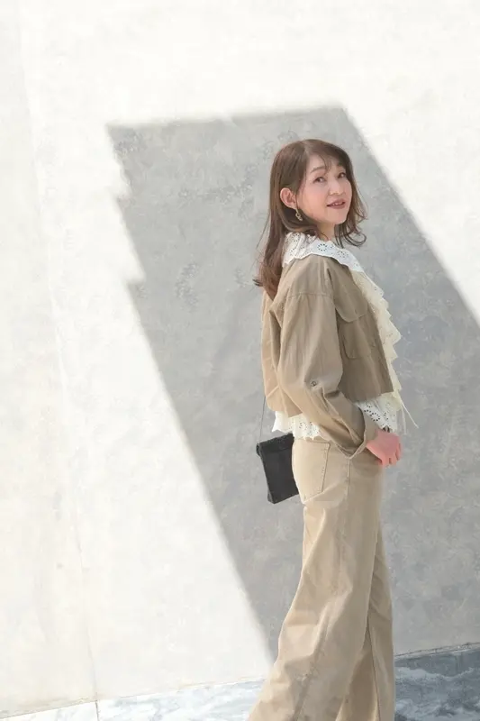 ZARAのデニムにフリルブラウスを合わせの画像_3