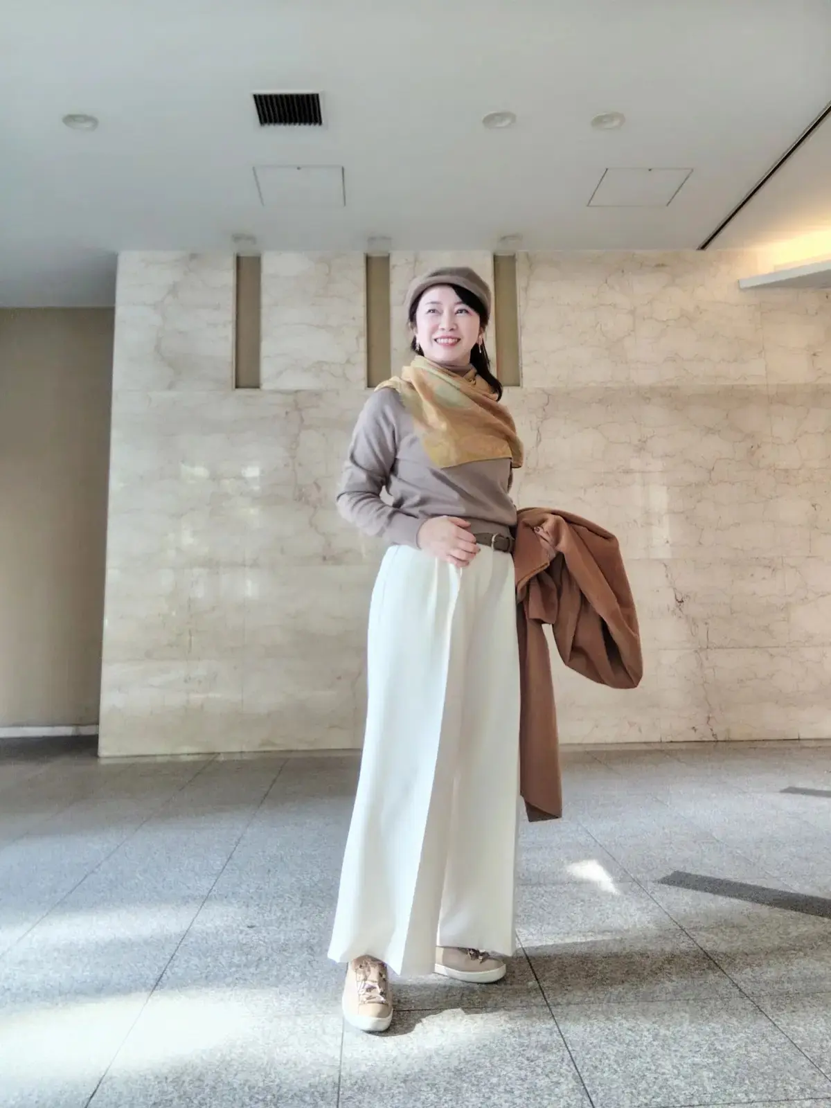 スニーカー ベージュワントーンコーデ