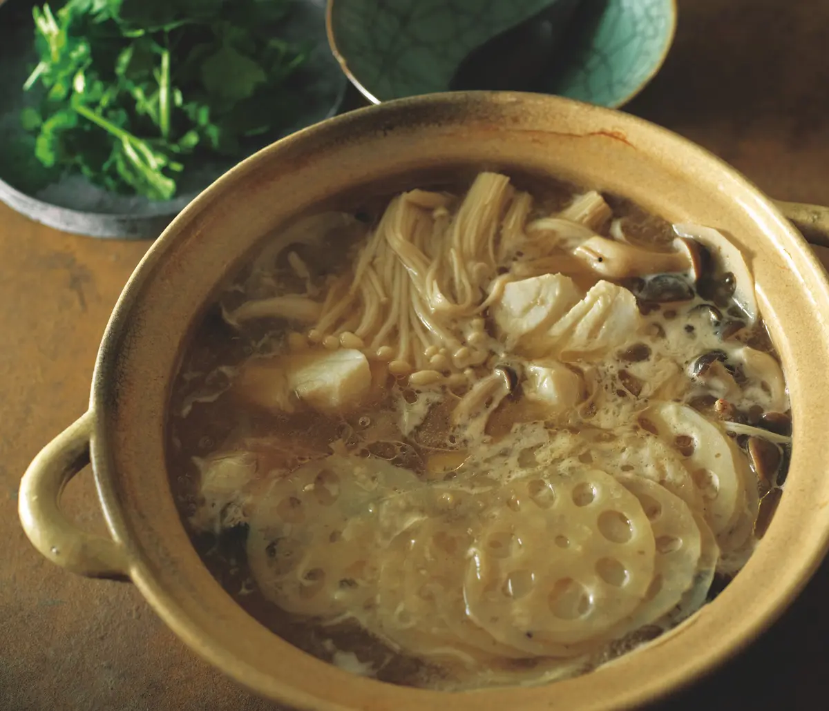 ウー・ウェンさんのいたわり鍋　黒酢のまろやかな酸味が効いたしょうゆ味が あっさりしたタラと野菜の風味を引き立てる。 「れんこんの食感で飽きずに食べすすめられ、 食材のうま味と調味料だけで作るスープも おいしいですよ」。 タラと野菜、スープを丸ごと召し上がれ。