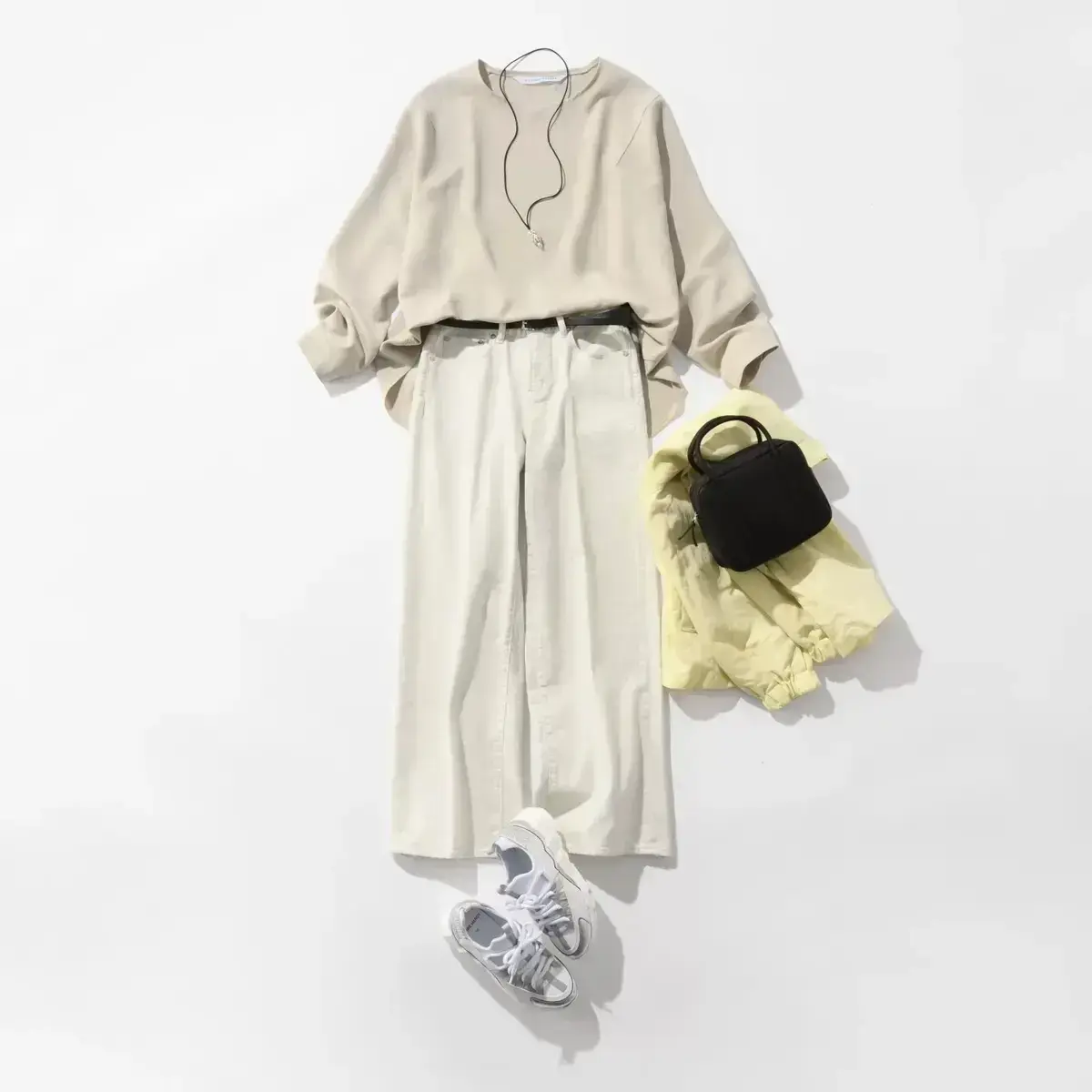 全身オフホワイトトーンでまとめてリュクスな大人デニムルックを意識　旅行コーデ