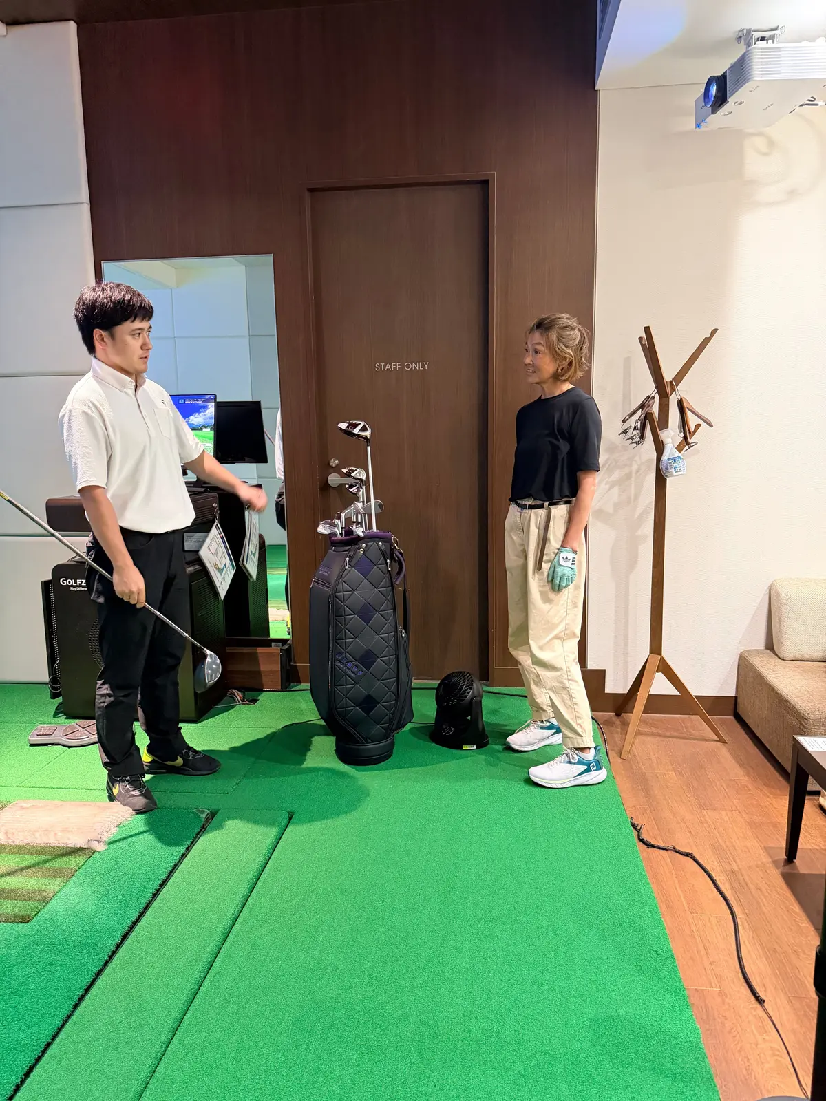 シュミレーションゴルフが楽しめるPGMゴルフアカデミー銀座　体験レッスン　松井陽子さんとレッスンプロの２ショット
