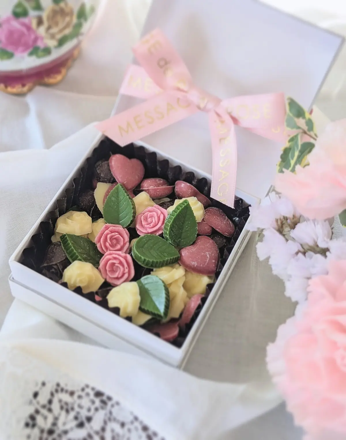 こちらは《ミニローズ•シェリー》小さな宝石箱のようなパッケージの中に様々なフレーバーのチョコレートがぎっしり詰まっています