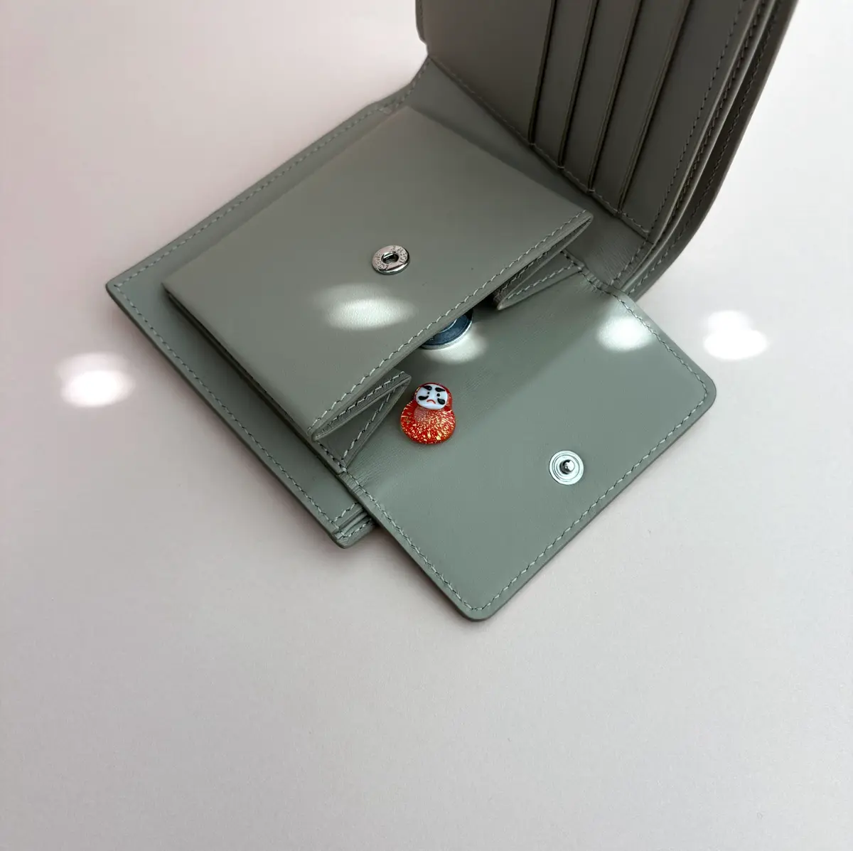 ロエベの二つ折り財布の使いやすい小銭入れ エクラ編集部員の偏愛名品