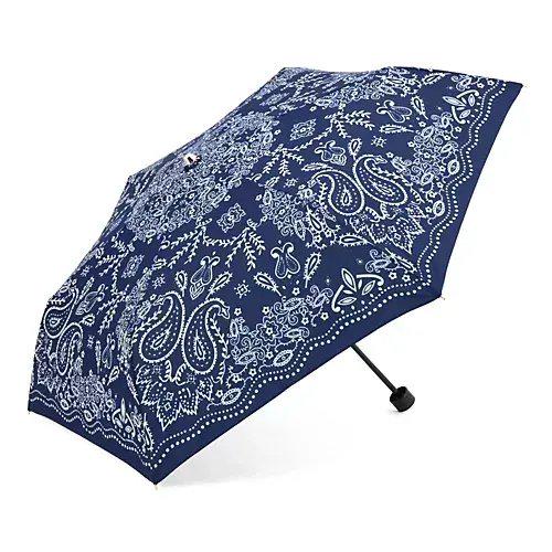 濃紺地に白の Paisley（ペイズリー）柄がプリントされた折り畳み傘。傘の縁には白いドット柄があしらわれている。