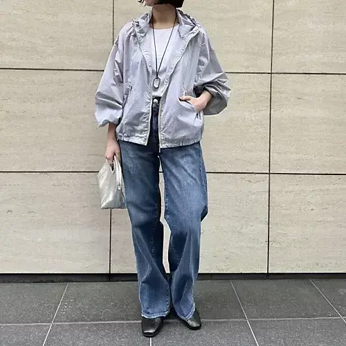 軽やかに羽織る、きれいめデニムスタイル