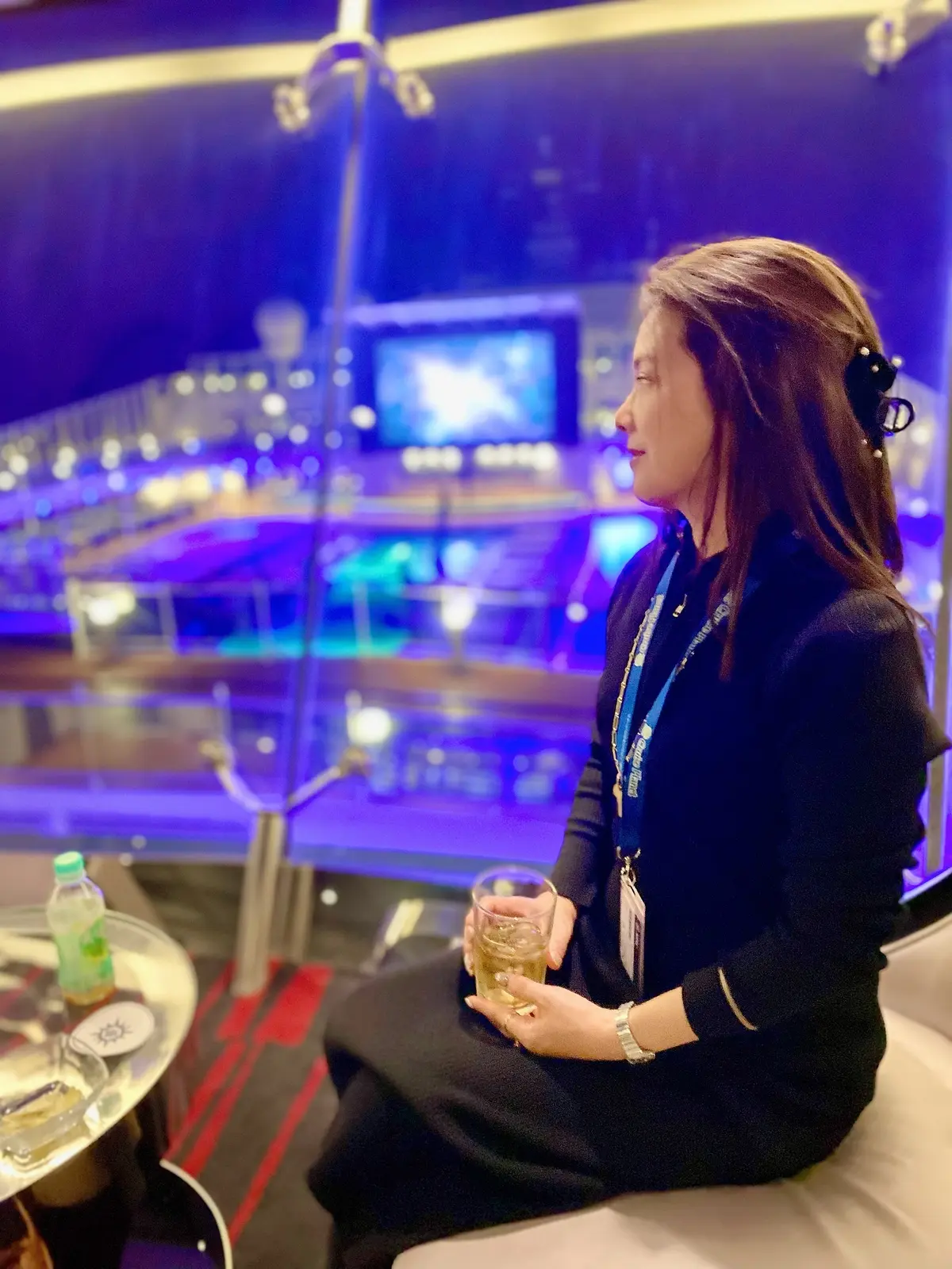 MSCベリッシマ 船内バー デッキ18んスカイバーから夜のプールを眺めて大人のクルーズ体験